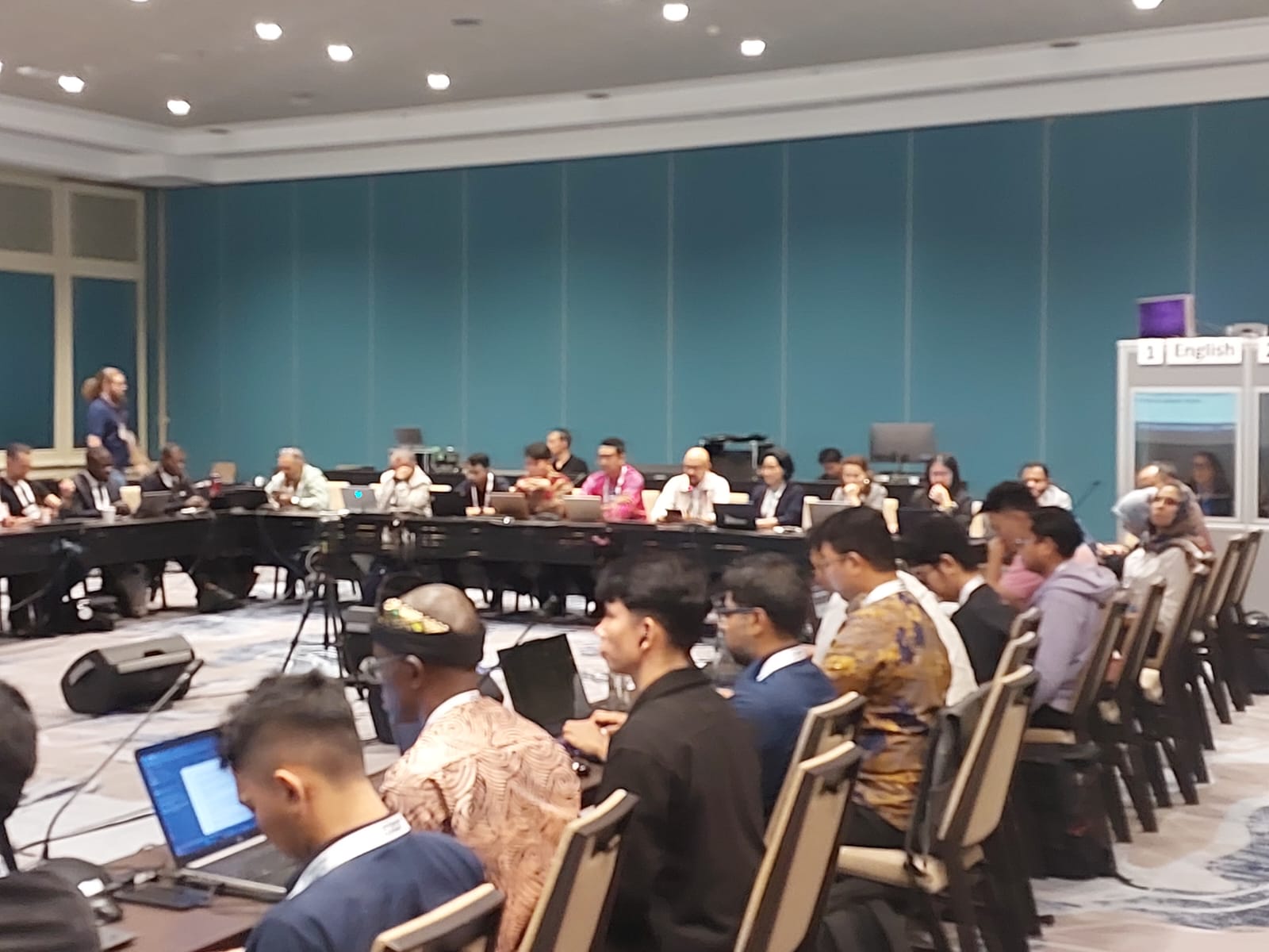Menyiapkan Oleh-oleh Mr. Bams dari ICANN87 untuk Murid SMP Taruna Bakti