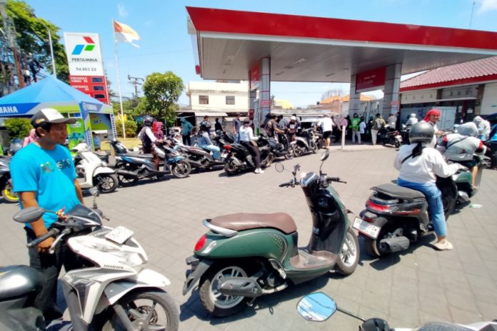 Masyarakat Bali Sikapi Antrian Panjang di SPBU